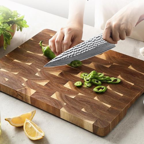 Planche à découper en bois découpe avec couteau
