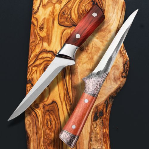 Couteau à désosser  deux sur planche de bois mijotMoi