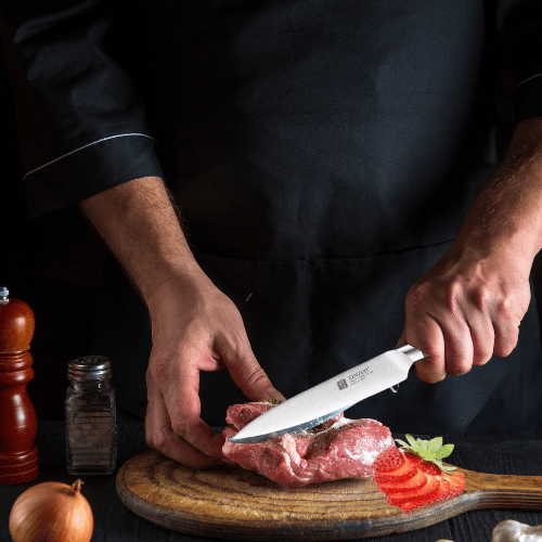 Couteau de cuisine -  homme decoupe  la viande sur plateau de bois - Mijot & Moi