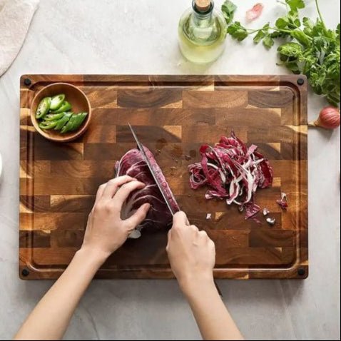 Planche à découper Bois   choux rouge et jalapinos en tranche