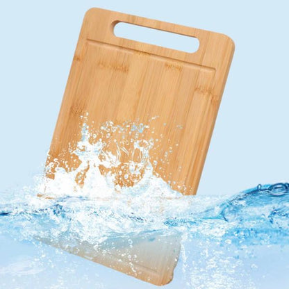 Planche à découper en bois dans l eau