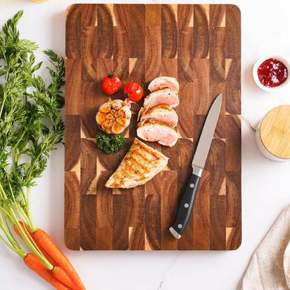 Planche à découper en bois  viande couper avec un couteau