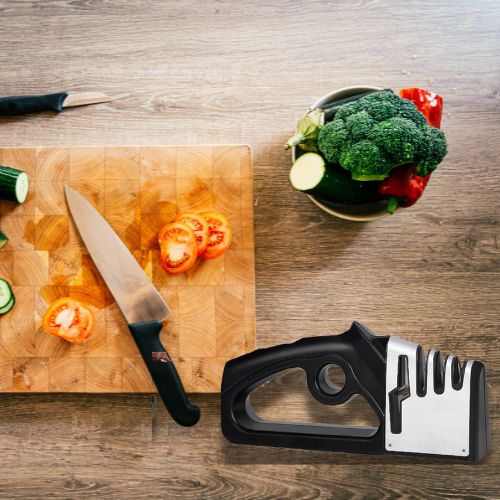 aiguiseur couteau  sur bloc bois tomate