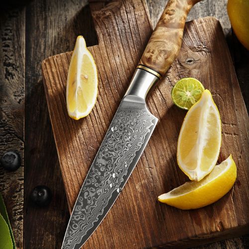 couteau japonais damas  citron  sur une planche  a découpe