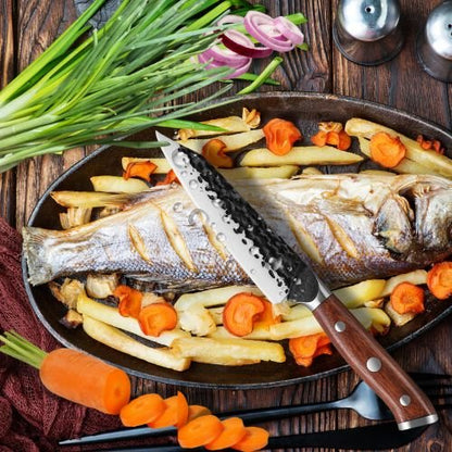 couteau pour cuisine plat de poisson  cuit avec légumes
