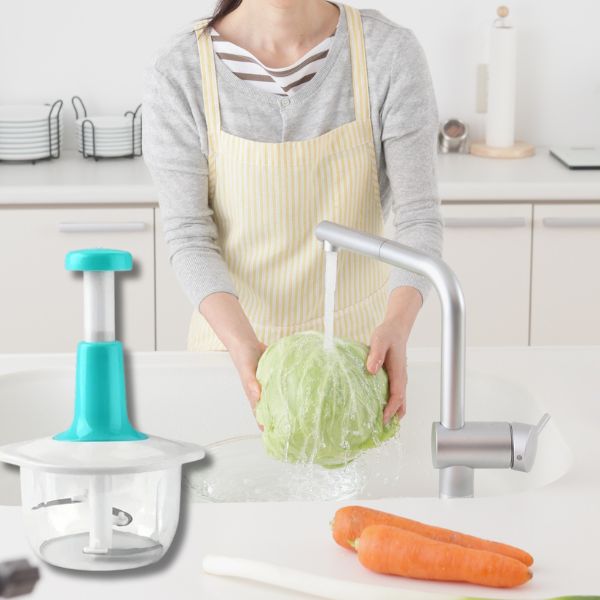 femme lave choux  hachoir manuel sur comptoir