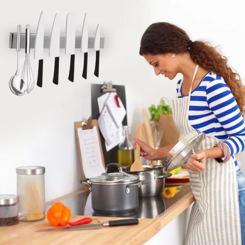 porte couteau  accrocher au mur devant une cuisiniere