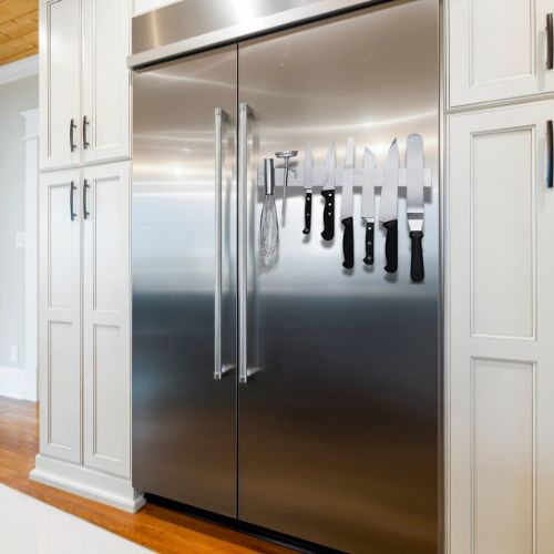 porte couteau installé sur frigidaire stanless